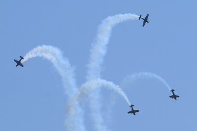 The Blades, performing “The Fountain” manoeuvre.